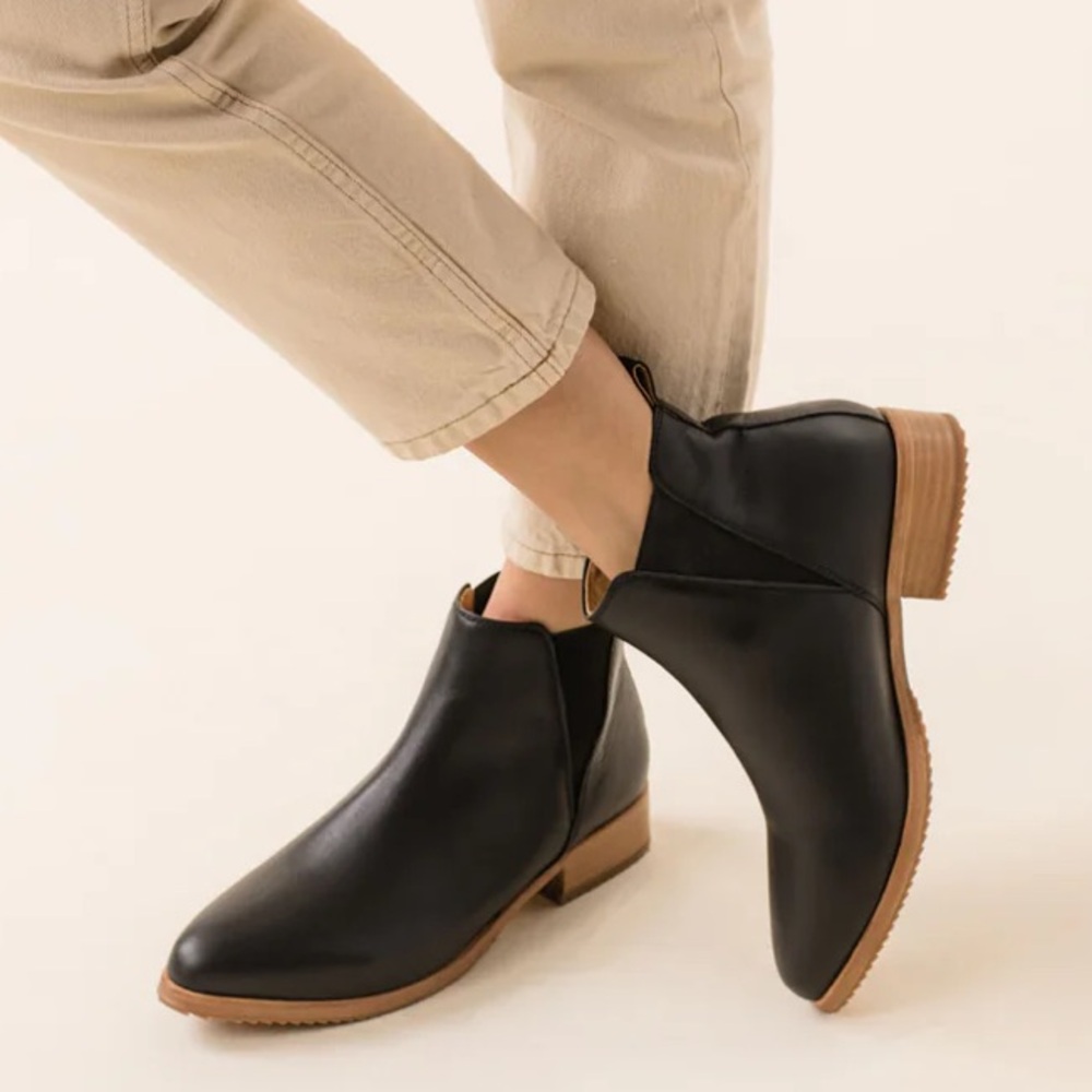 Like New: Nisolo Eva Everyday Chelsea Leather Boot Black size 9.5